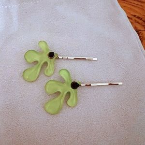 Impeccable Pig | green bobby pin
